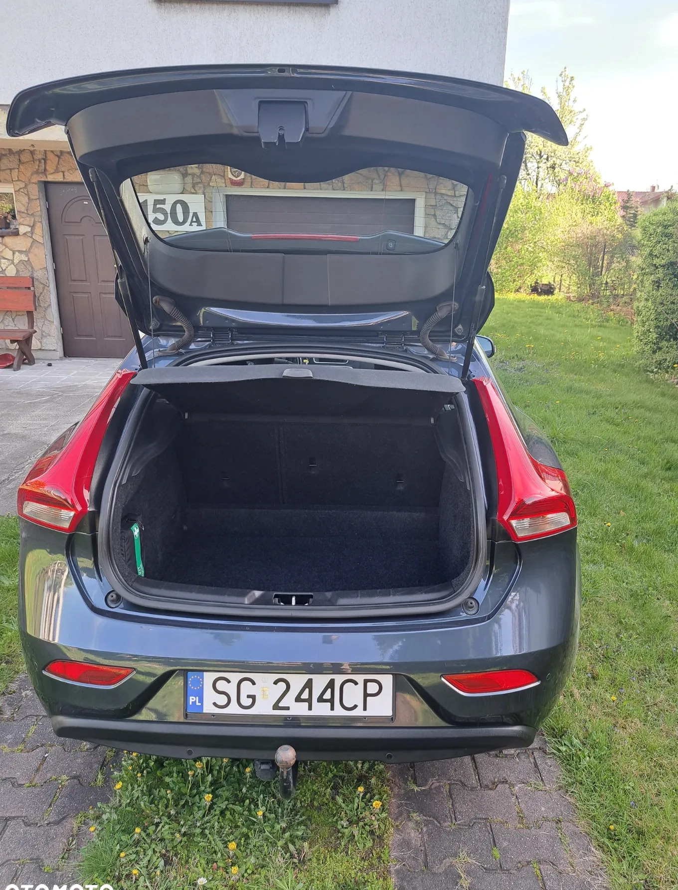 Volvo V40 cena 49900 przebieg: 143000, rok produkcji 2017 z Gliwice małe 79